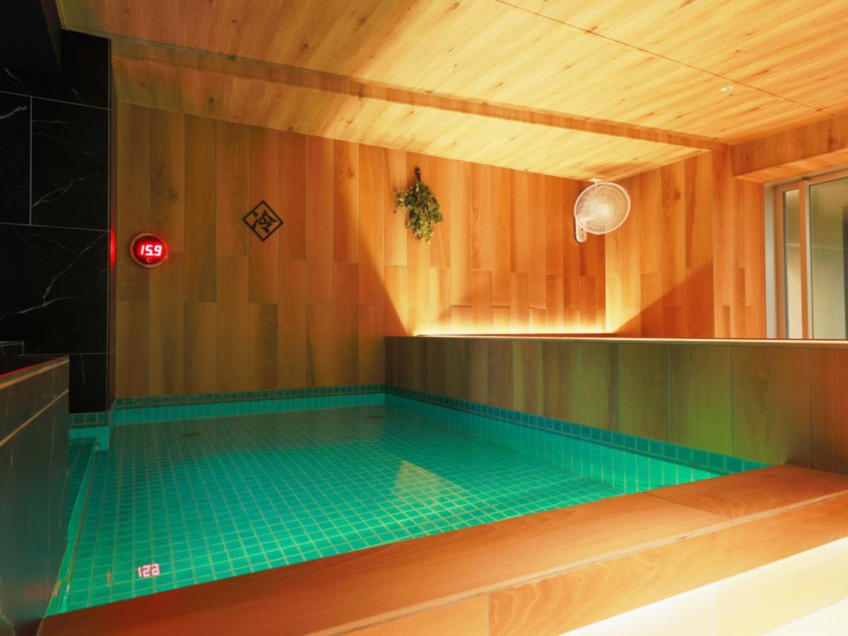 Kapselhotell Rembrandt & Shimbashi - Caters To Men