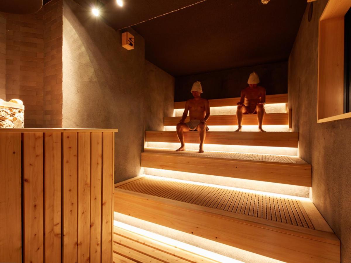 Rembrandt & Shimbashi - Caters To Men Kapselhotell 2*
