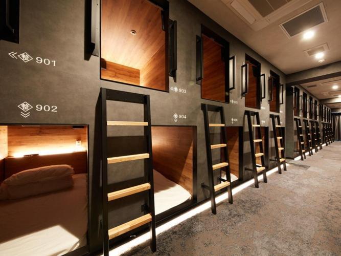 Rembrandt & Shimbashi - Caters To Men Kapselhotell Tokyo prefektur