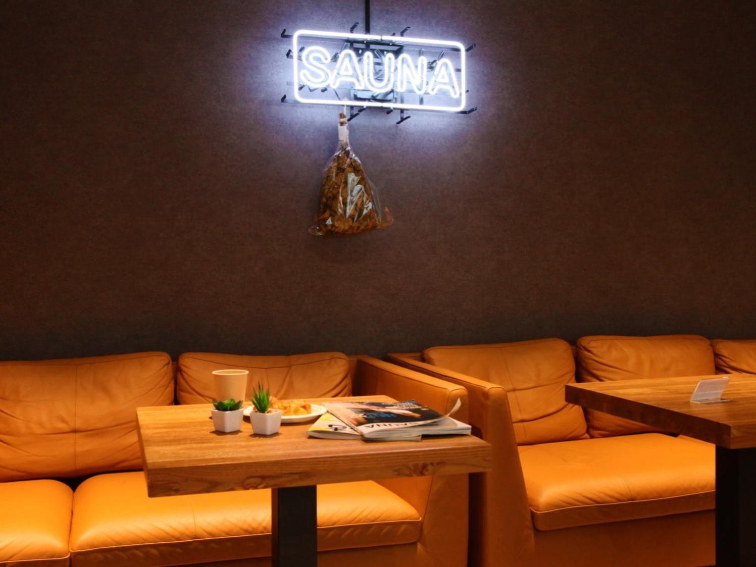 Rembrandt & Shimbashi - Caters To Men Kapselhotell 2*